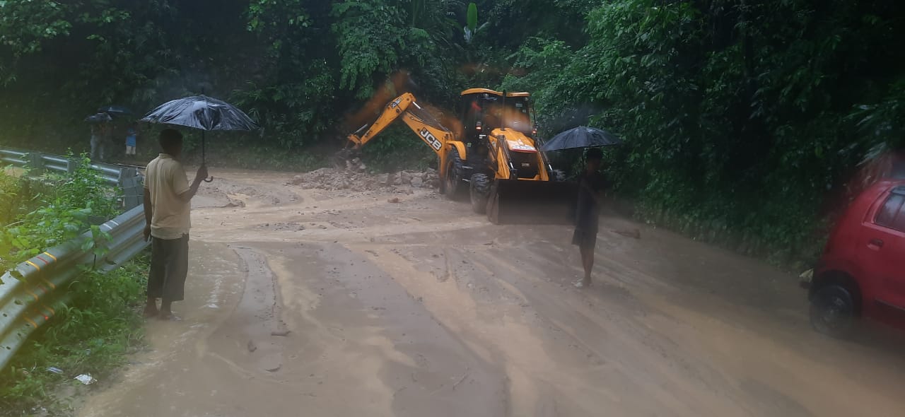 लगातार बारिश में सेवक के पास ढहा एनएच 10, मरम्मत का काम भी हो रहा बाधित