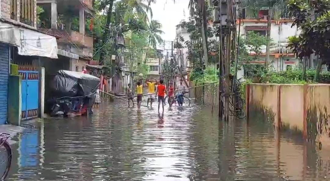 दो दिनों से लगातार बारिश से सिलीगुड़ी के कई इलाके जलमग्न