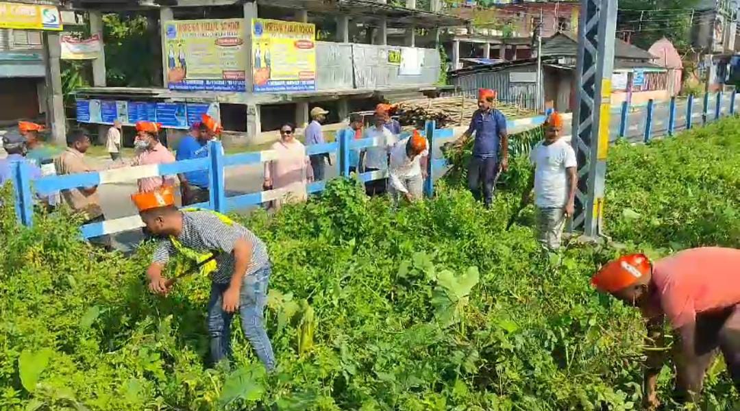 नक्सलबाड़ी मंडल बीजेपी ने स्वच्छता सेवा सप्ताह के तहत चलाया सफाई अभियान