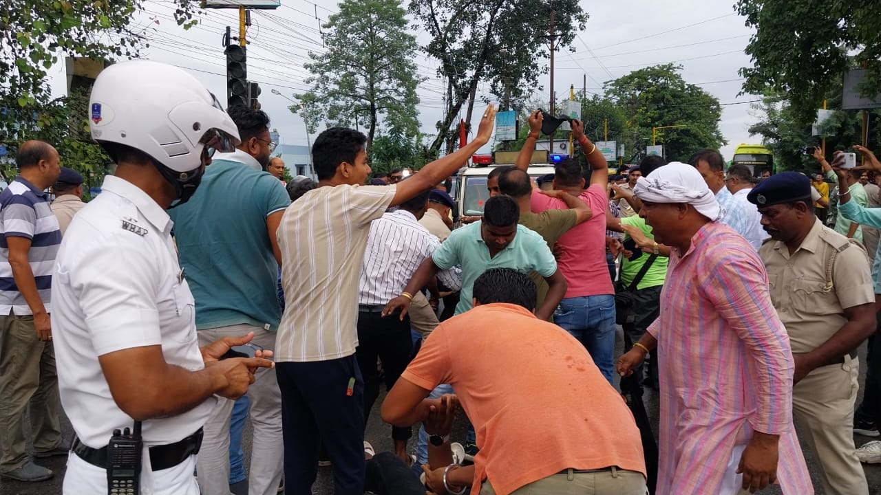 राज्यपाल को काला झंडा दिखाकर तृणमूल ने लगाया ‘गो बैक’ का नारा