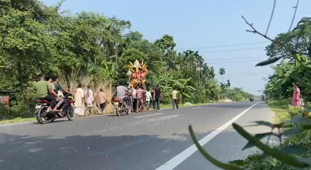 परंपरा के अनुसार कंधे पर लाया जाता है शिकदार परिवार की दुर्गा प्रतिमा