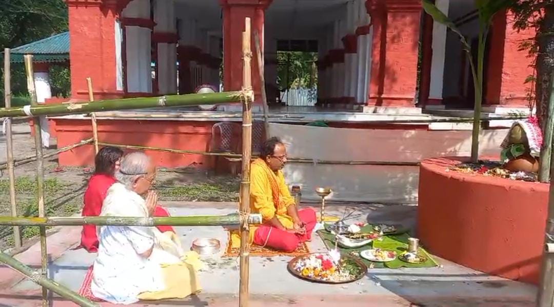 जलपाईगुड़ी की पारंपरिक राजबाड़ी में महाषष्ठी की पूजा शुरू