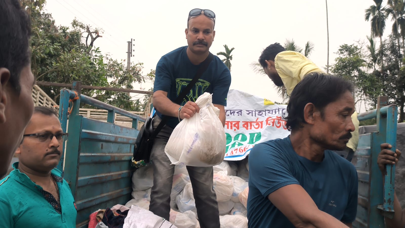 विनाशकारी तूफान के पीड़ितों के साथ खड़ा रहे एसएसजी मीडिया” और “बांग्ला वार्ता समाचार”