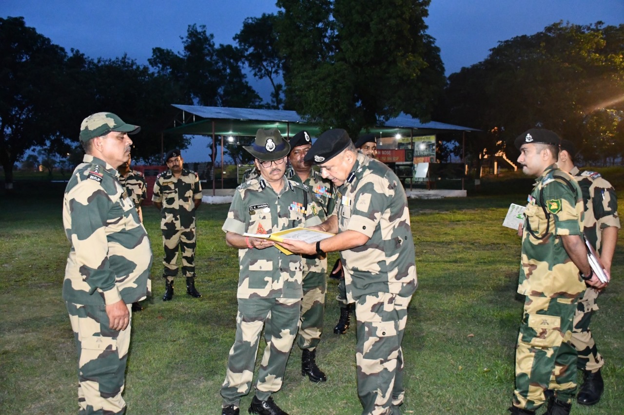 बीएसएफ उत्तर बंगाल फ्रंटियर के महानिरीक्षक श्री सूर्यकांत शर्मा ने भारत-बांग्लादेश सीमा क्षेत्र का दौरा किया