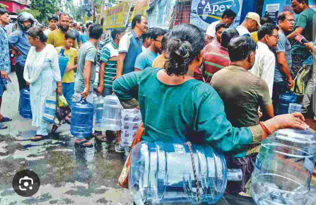 पीने के पानी को बंद होने के बाद सिलीगुड़ी के विभिन्न दुकानों में पानी को लेकर भयंकर भीड़ देखा जा रहा है