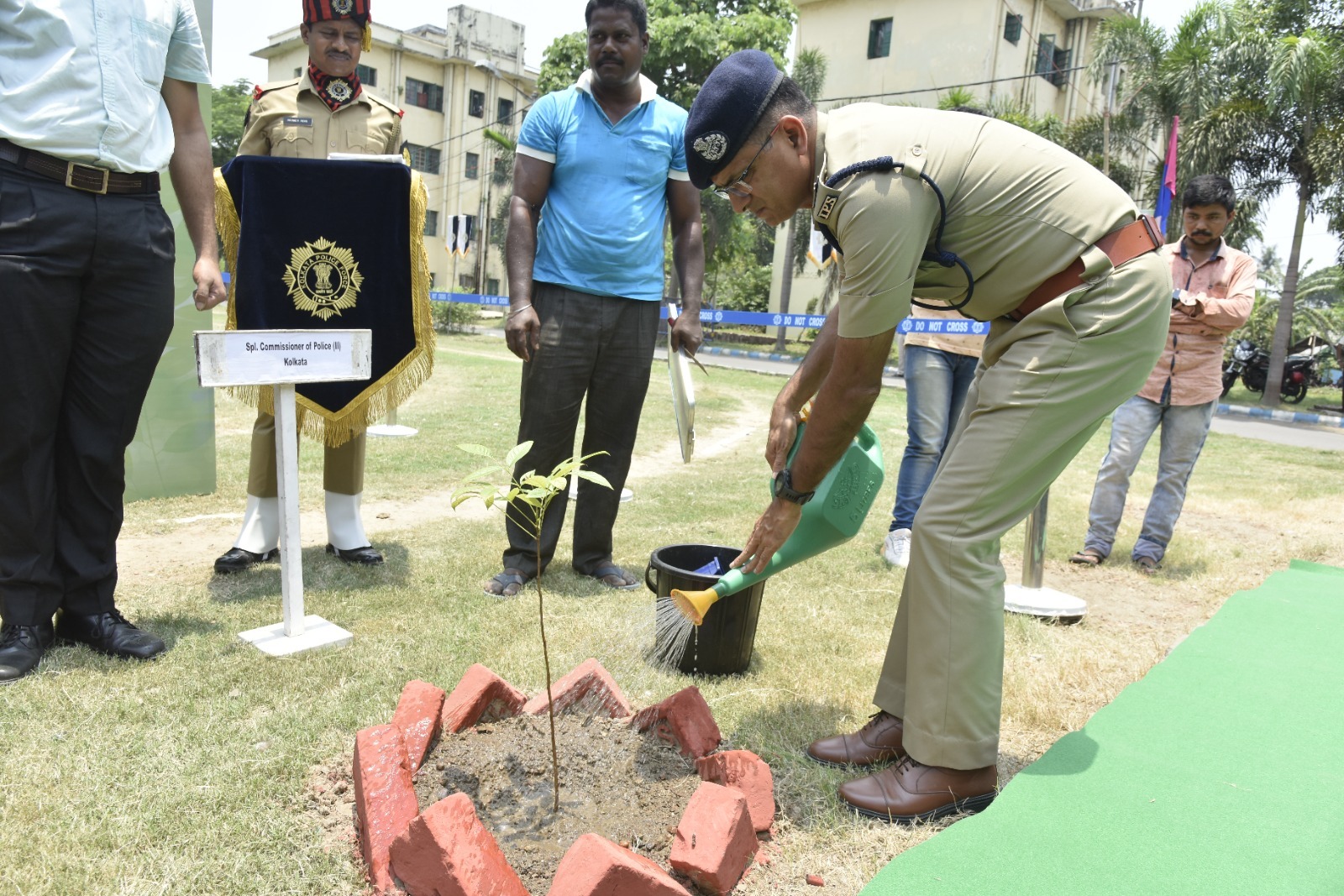 कोलकाता पुलिस ने पर्यावरण दिवस पर किया वृक्षारोपण