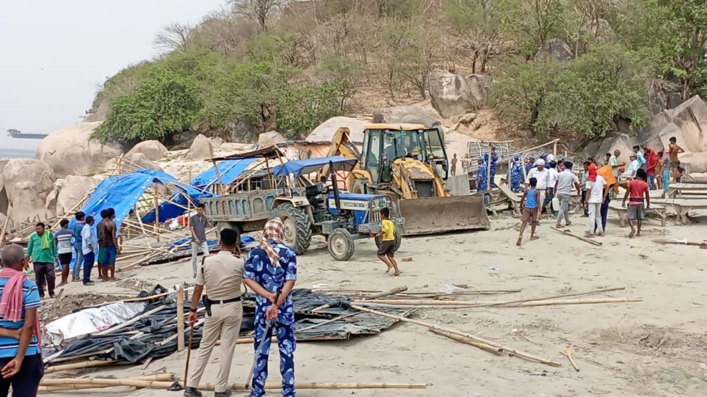 श्रावणी मेलाः सुल्तानगंज गंगा घाट को कराया अतिक्रमण मुक्त