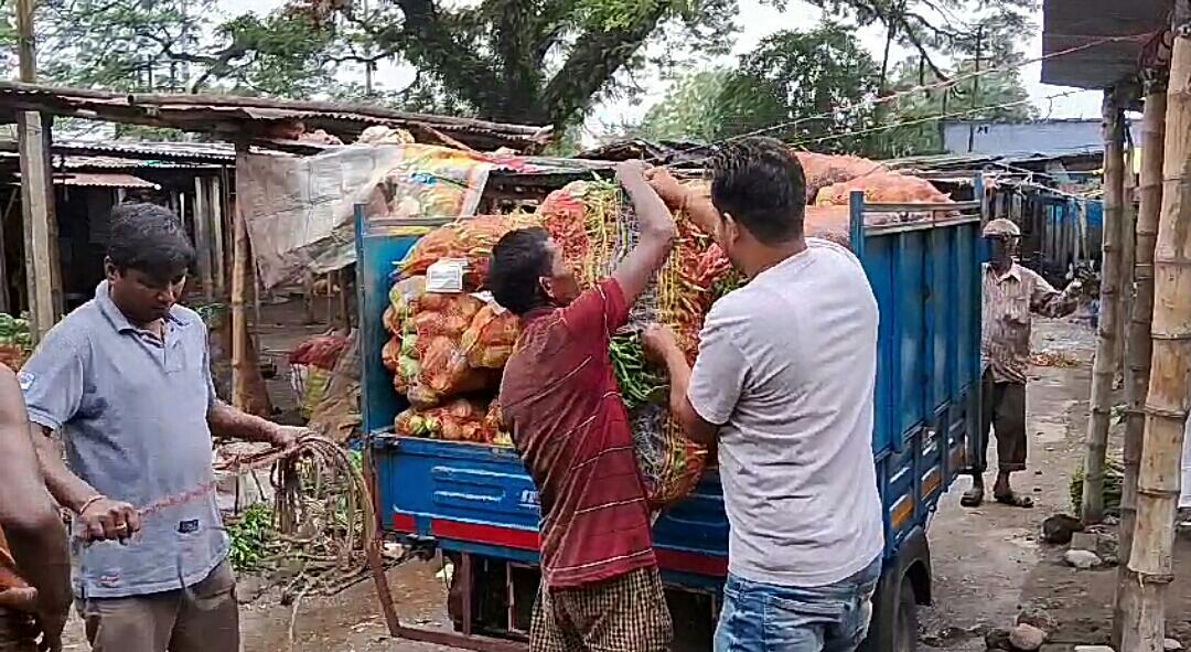 महाषष्ठी के दिन आसमान छू रहे सब्जियों के दाम , बारिश ने पूजा के आनंद में डाला खलल 