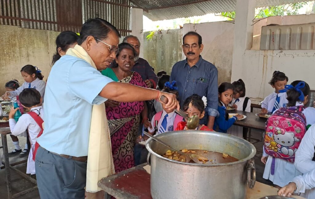 बाल दिवस पर छात्रों के लिए मध्याह्न भोजन में परोसा गया विशेष मेनू