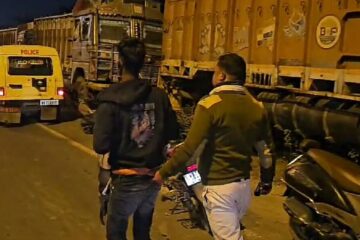 ट्रक से टायर चुराते एक युवक को लोगों ने रंगे हाथ पकड़ा , किया पुलिस के हवाले 